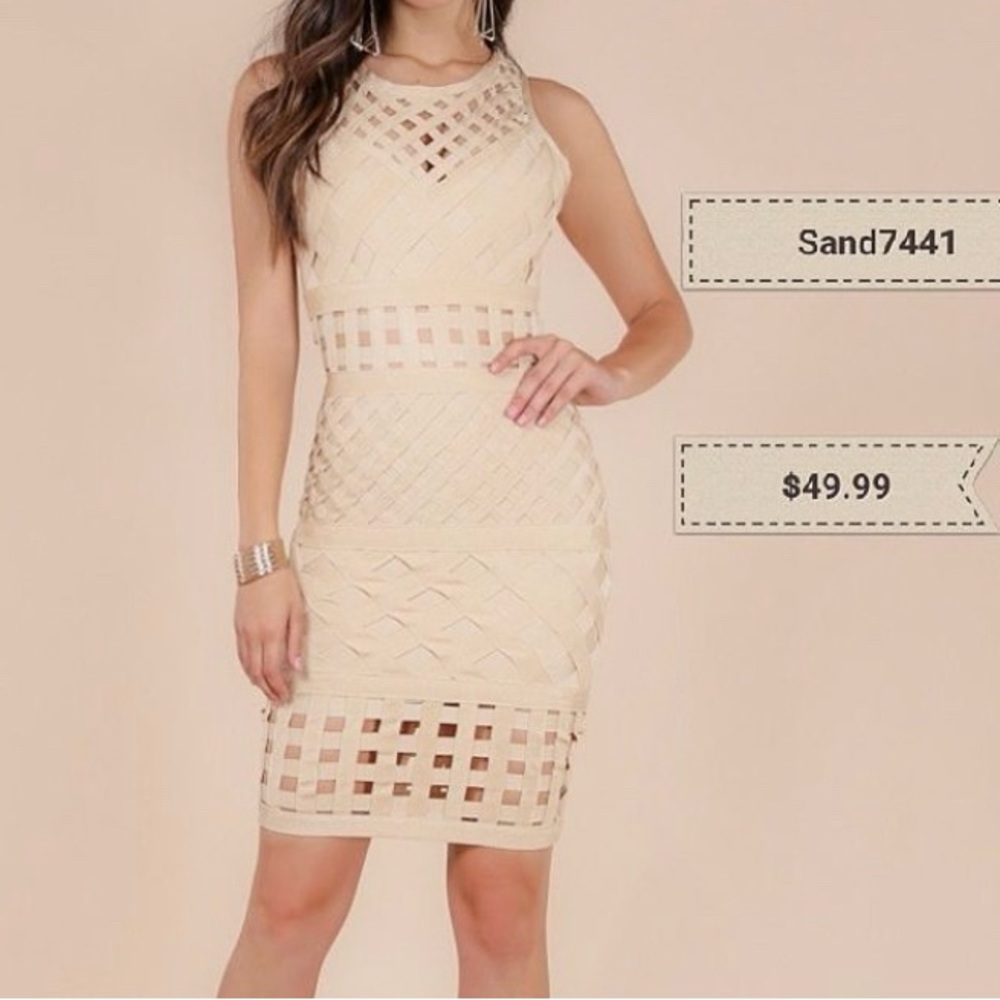 NEW DRESS WOW COULTURE, SIZE S.
COLOR SAND